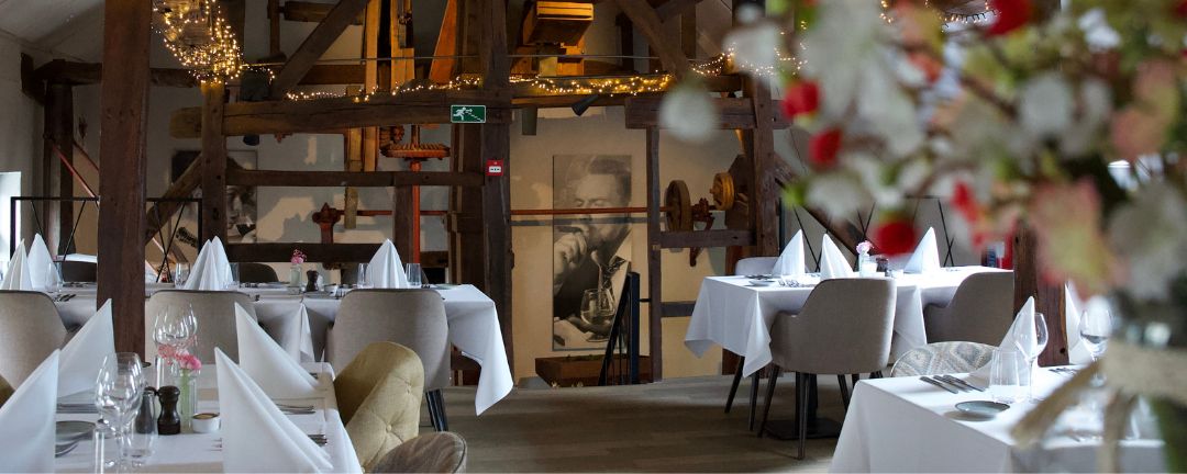 Elegant gedekte tafels binnen het stijlvolle en moderne interieur van La Bonne Vie
