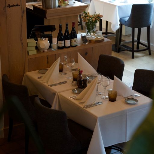 Elegant gedekte tafels binnen het stijlvolle en moderne interieur van La Bonne Vie