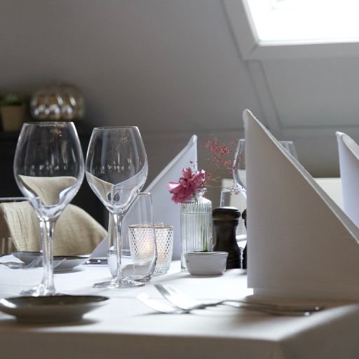 Elegant gedekte tafel binnen het stijlvolle en moderne interieur van La Bonne Vie
